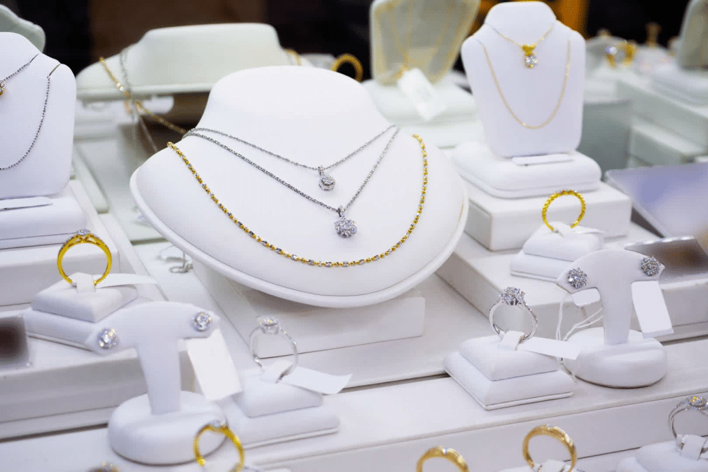Image 1 of Holiday Diamond Shopping Guide: How Do You Shop for Diamond Jewelry During the Holidays?